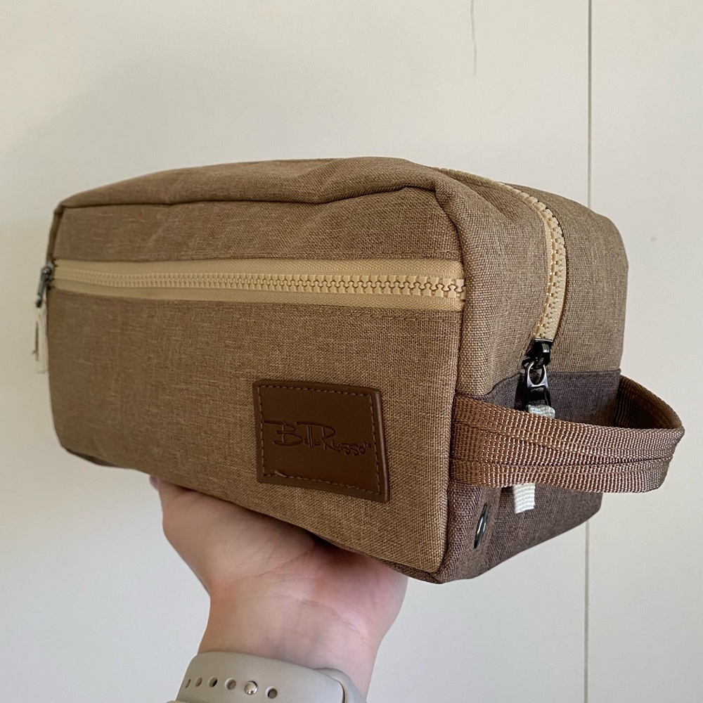 NWOT Bella Russo Toiletry Bag Canvas Brown